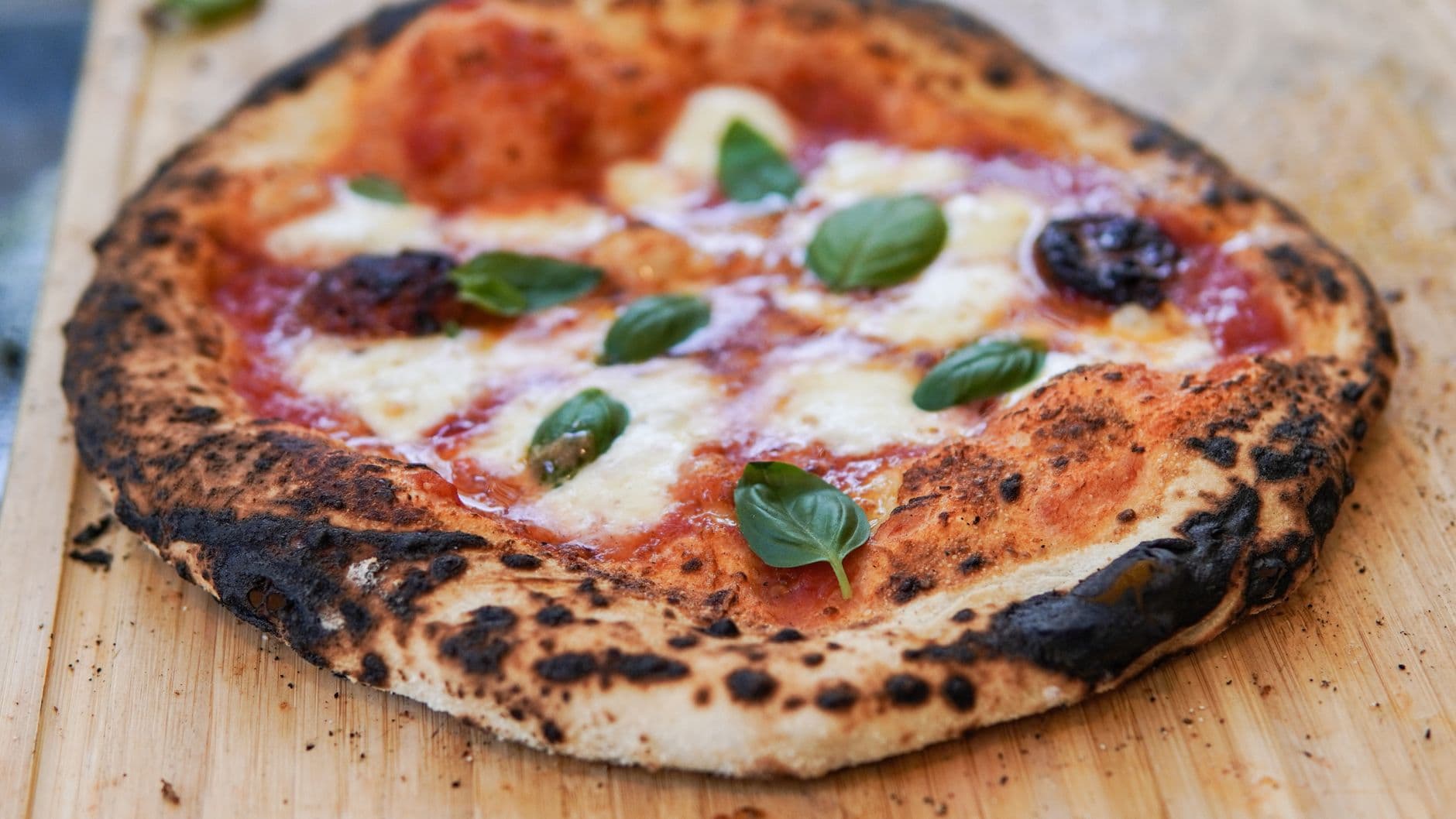 MARGARITA — San Marzano, fior di latte, bosiljak, maslinovo ulje