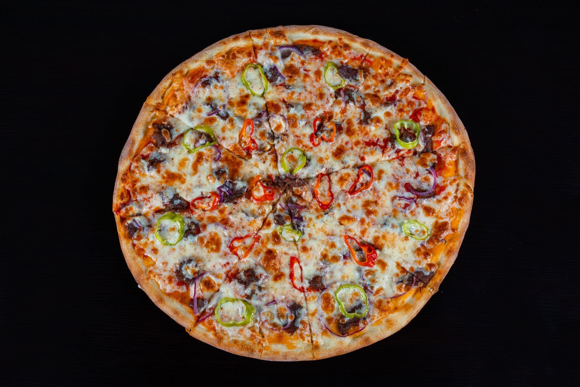ŽERAVA pizza — domaća kobasica, luk, feferoni, dimljena skuta, origano